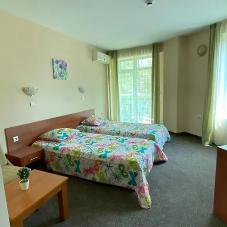 L&b- Free Parking Готель