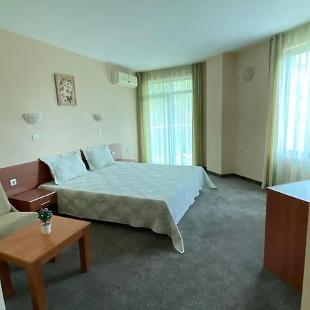 L&b- Free Parking Готель